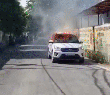 हल्द्वानी: डॉक्टर की कार में अचानक लगी भीषण आग, समय रहते बची जान