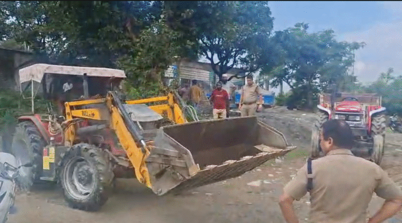 डाकपत्थर में अवैध खनन पर कार्रवाई, चार ट्रैक्टर-ट्रॉली सीज