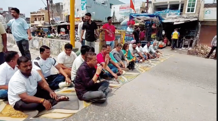 NH-309 पर डिवाइडर में लाइट न होने से हादसों का सिलसिला, ब्लॉक प्रमुख व उप प्रमुख ने दिया धरना