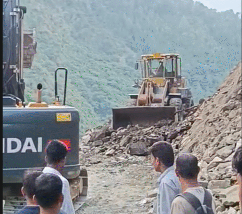 उत्तरकाशी: नालूपानी में बोल्डर गिरने से गंगोत्री राष्ट्रीय राजमार्ग बंद, यात्रियों की बढ़ी मुश्किलें