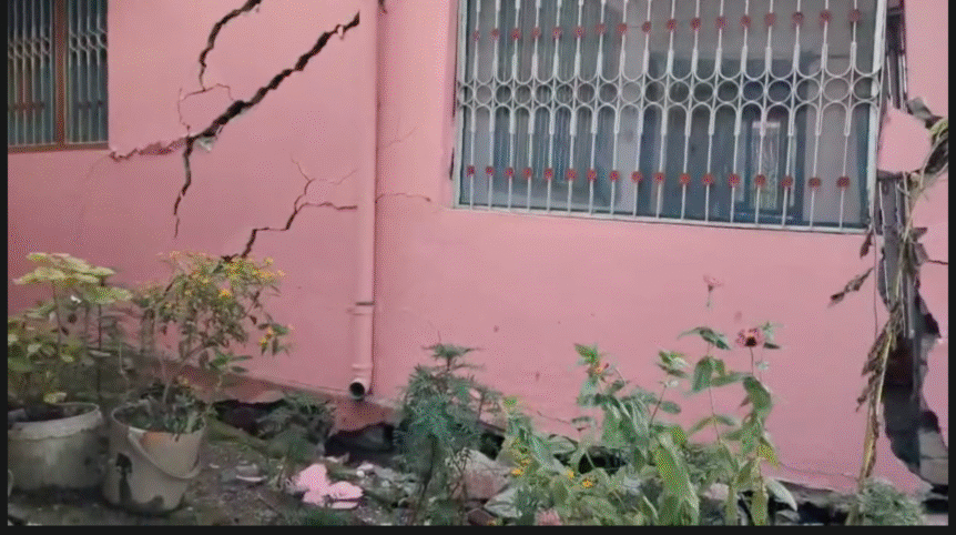 श्रीनगर गढ़वाल में जर्जर भवनों से दहशत, टीचर्स कॉलोनी के निवासी मकान छोड़ने को मजबूर