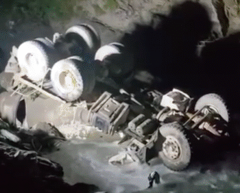 देवप्रयाग-सतपुली रोड पर बड़ा हादसा: 100 मीटर गहरी खाई में गिरा ट्रक, ड्राइवर लापता, रेस्क्यू जारी