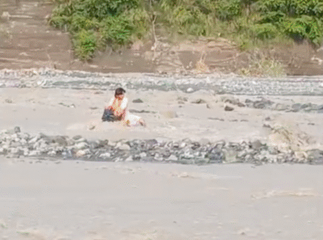 रामनगर: धापला गांव में तेज बहाव में बहते युवक को ग्रामीण ने बचाया, दिखाई साहसिक मिसाल