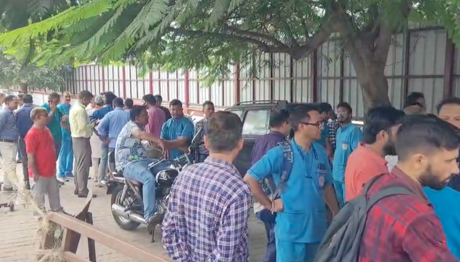 एम्स ऋषिकेश में संविदा कर्मचारियों का हंगामा, गेट पर रोके जाने से भड़के कर्मचारी