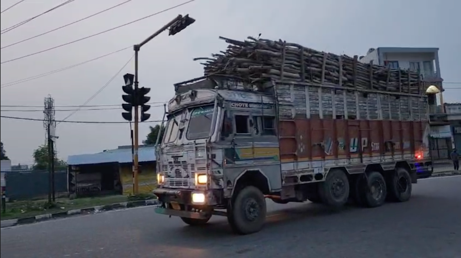 उधमसिंह नगर :सितारगंज में ओवरलोड वाहनों के खिलाफ आरटीओ की कार्रवाई