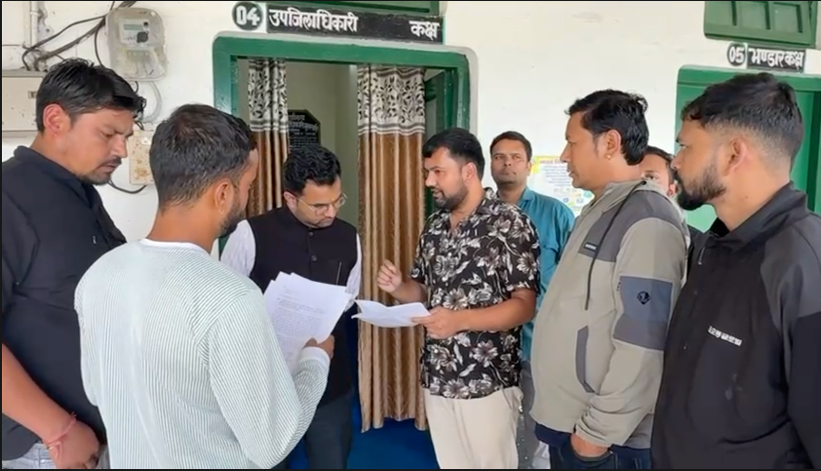 मुनस्यारी : मदकोट बाजार में अधूरा नाली निर्माण, ग्रामीणों ने एसडीएम से लगाई गुहार