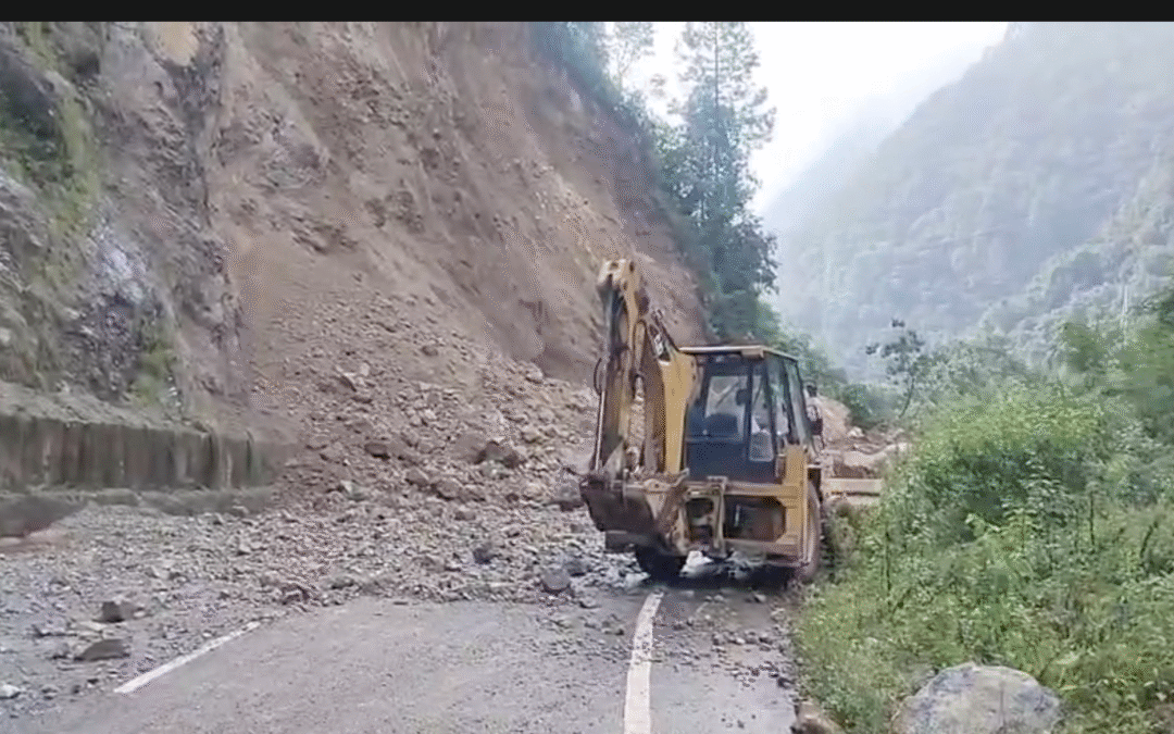टिहरी: ऋषिकेश-चंबा-गंगोत्री हाइवे पर देर रात भूस्खलन