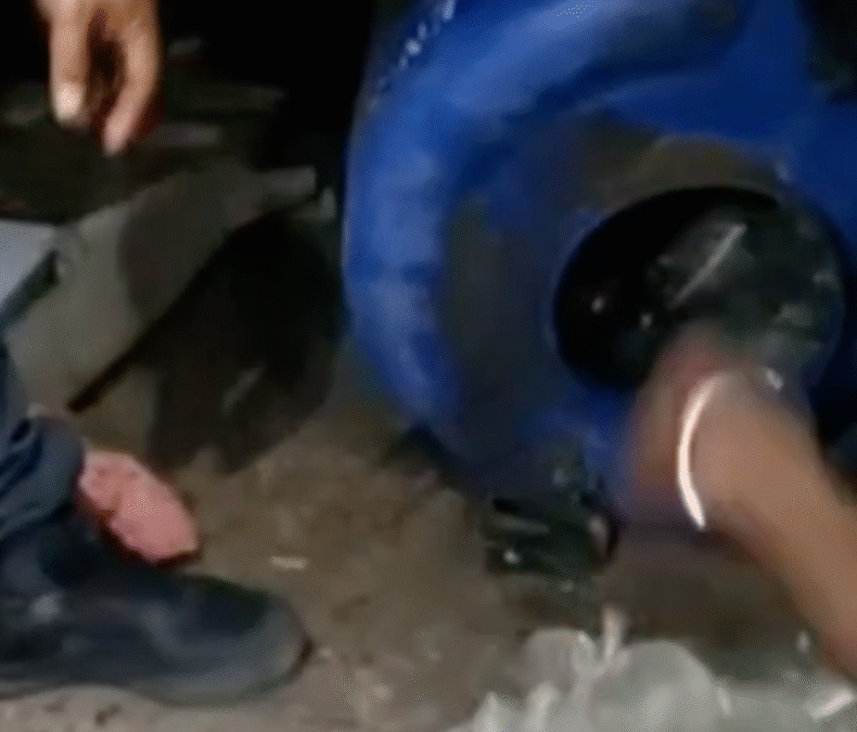 हल्द्वानी: जमीन में गाड़ा नीला ड्रम, बरामद हुई 250 पाउच अवैध कच्ची शराब