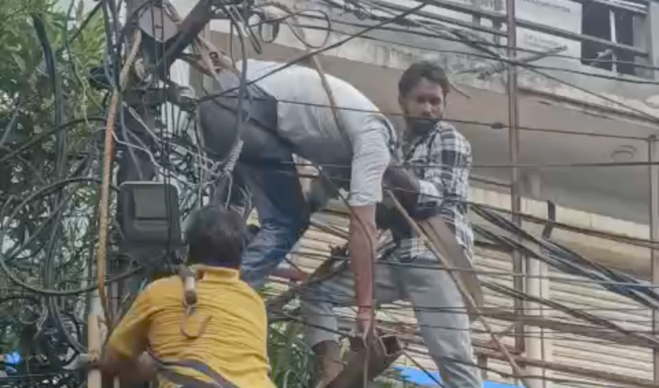 रूड़की: करंट लगने से खंभे पर लटका रहा विद्युतकर्मी