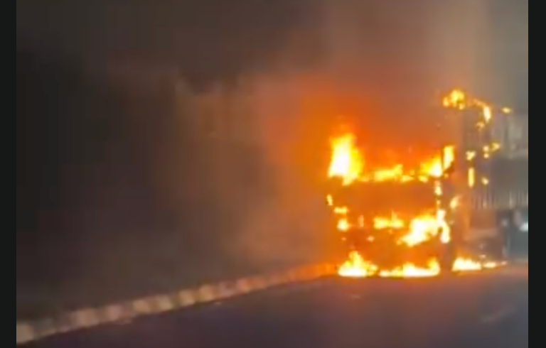 डोईवाला: चलते ट्रक में लगी आग, अग्निशमन विभाग ने पाया काबू