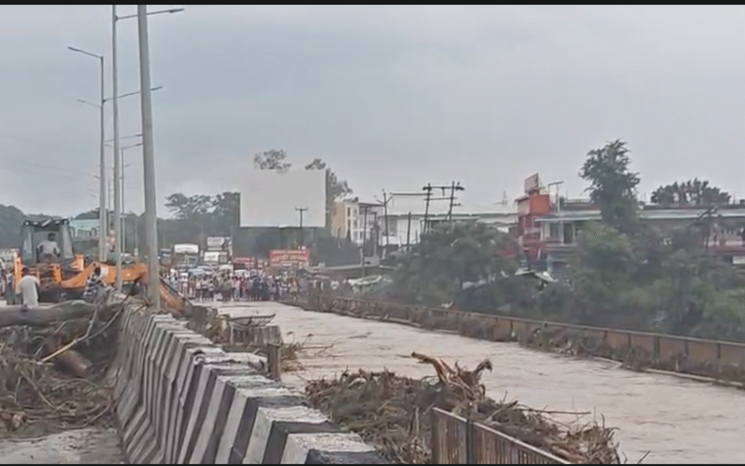 डोईवाला – जाखन नदी उफान पर, पुल डूबा, घरों में घुसा पानी