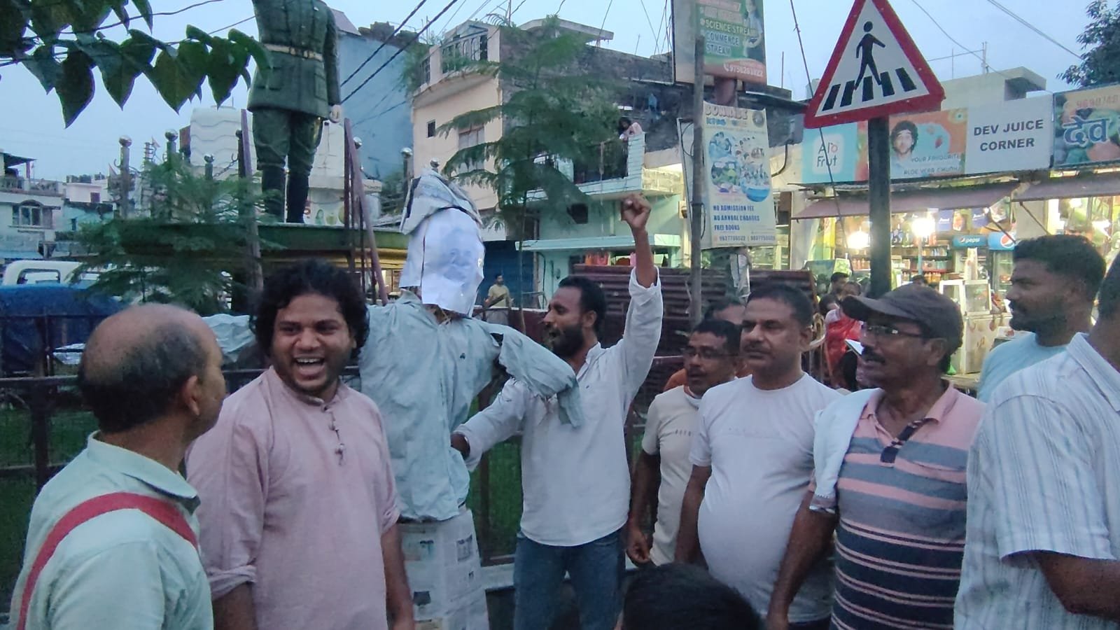 रुद्रपुर: गदरपुर विधायक अरविंद पांडे के विवादित बयान पर बंगाली समाज का आक्रोश, पुतला दहन कर मांगी सार्वजनिक माफी