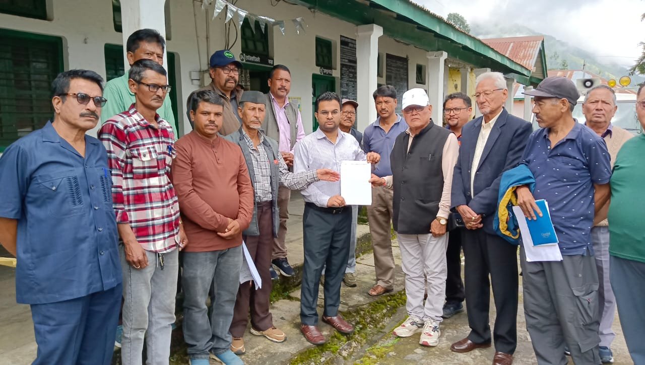 मुनस्यारी: मल्ला जोहार विकास समिति ने सड़क की दुर्दशा को लेकर एसडीएम कार्यालय में दिया धरना