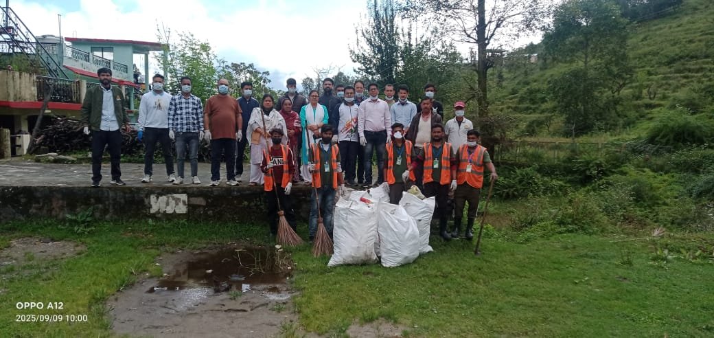 मुनस्यारी: ADM के निर्देश पर SDM वैभव कांडपाल के नेतृत्व में चला सफाई अभियान