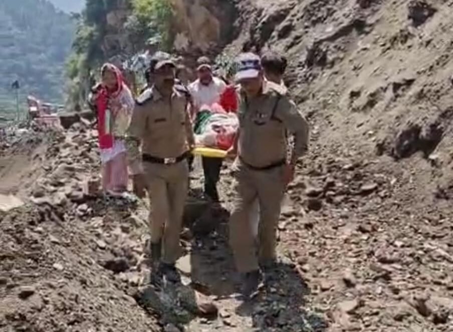 उत्तरकाशी में मानवता की मिसाल: भूस्खलन क्षेत्र से गर्भवती महिला को पुलिस और ग्रामीणों ने स्ट्रेचर से पार कराया